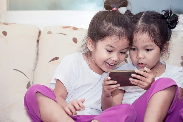 child using smartphone
