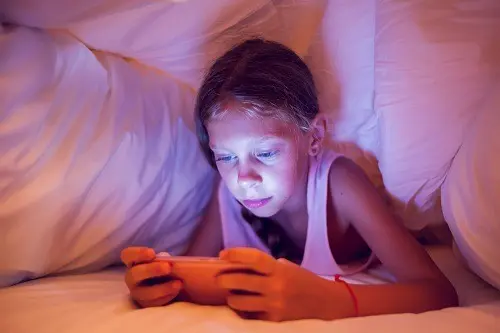 child using smartphone